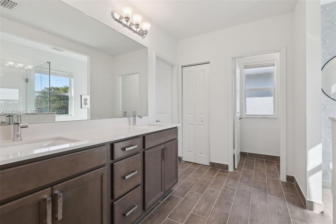Vendido Recientemente: $690,000 (4 camas, 3 baños, 2308 Pies cuadrados)