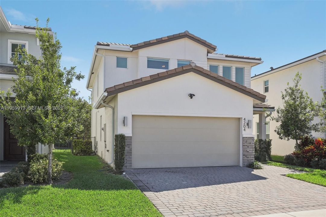 Vendido Recientemente: $690,000 (4 camas, 3 baños, 2308 Pies cuadrados)