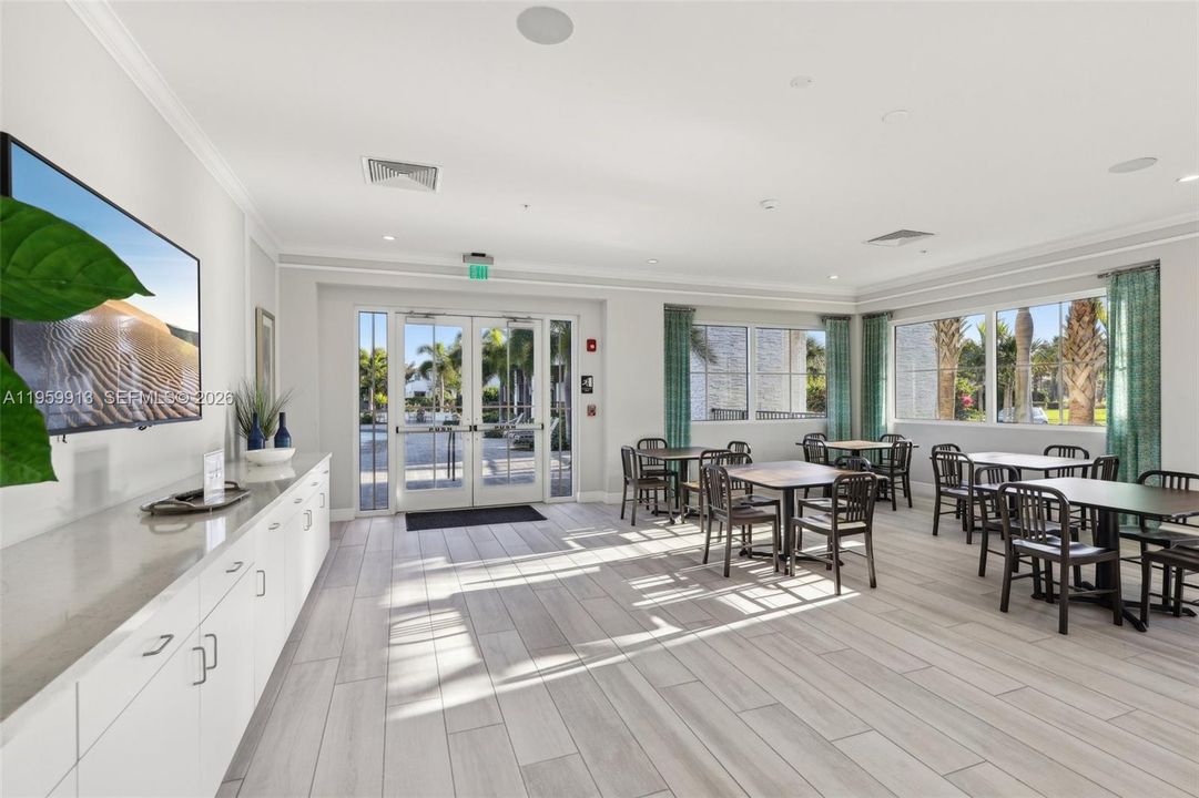 Vendido Recientemente: $690,000 (4 camas, 3 baños, 2308 Pies cuadrados)