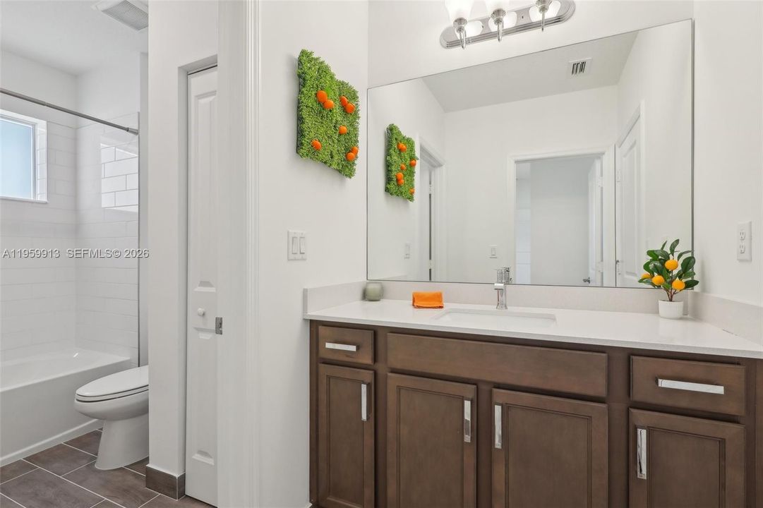 Vendido Recientemente: $690,000 (4 camas, 3 baños, 2308 Pies cuadrados)