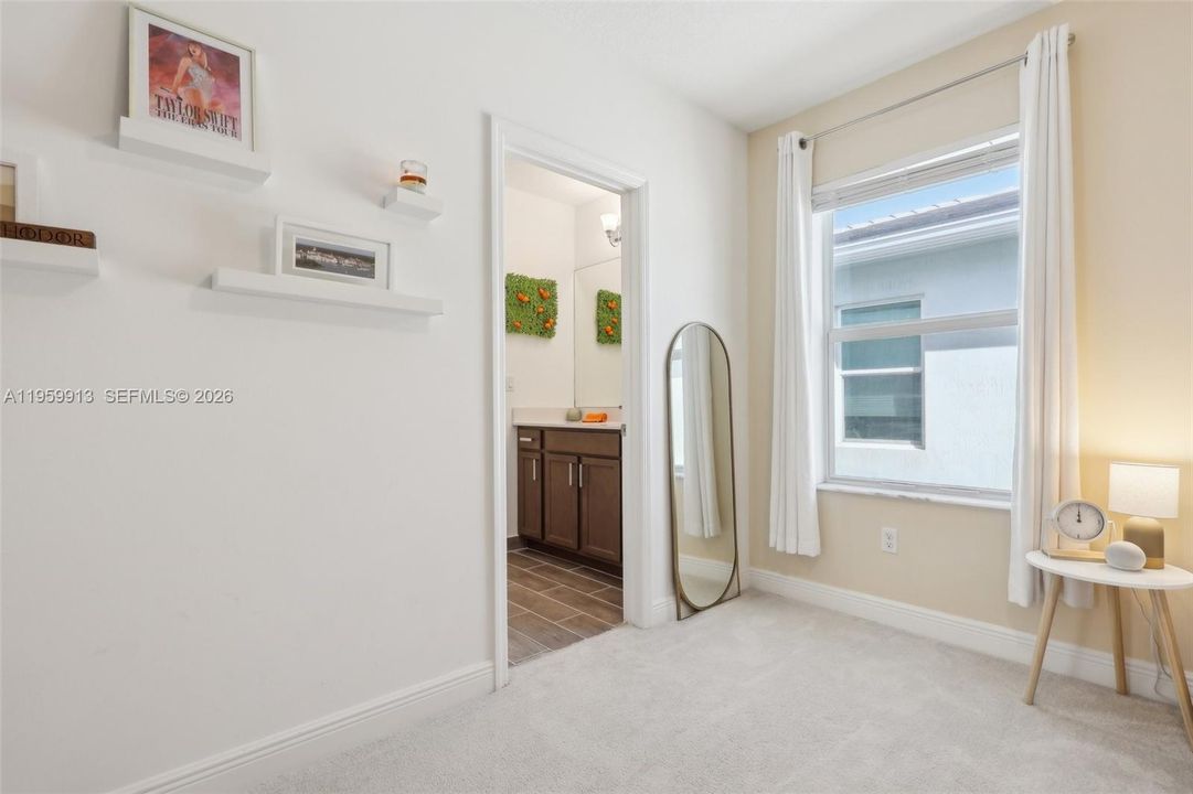 Vendido Recientemente: $690,000 (4 camas, 3 baños, 2308 Pies cuadrados)