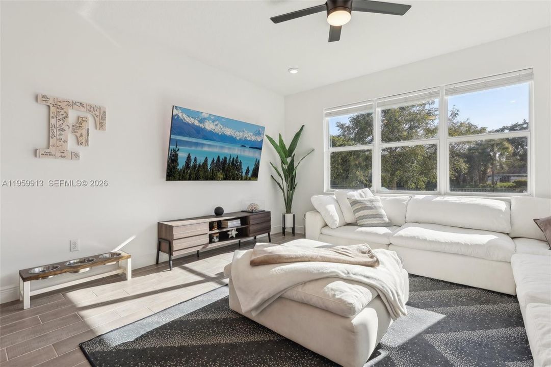 Vendido Recientemente: $690,000 (4 camas, 3 baños, 2308 Pies cuadrados)