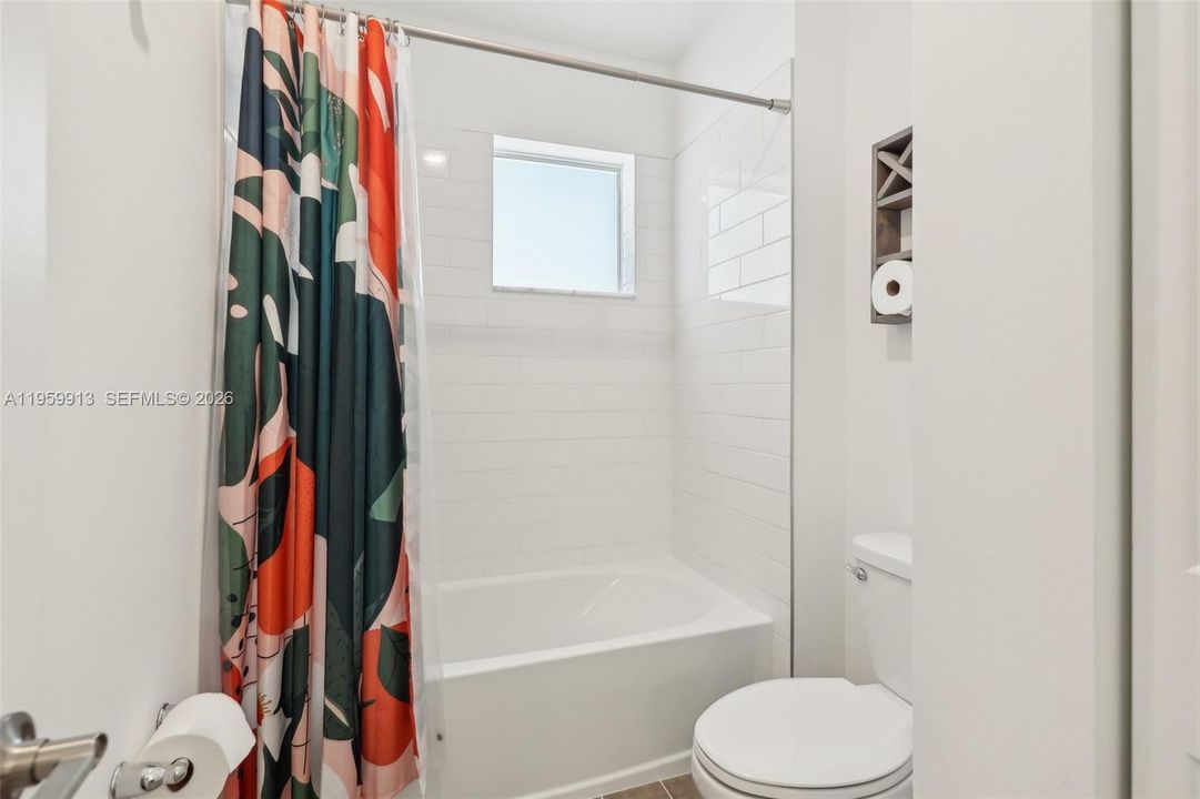 Vendido Recientemente: $690,000 (4 camas, 3 baños, 2308 Pies cuadrados)