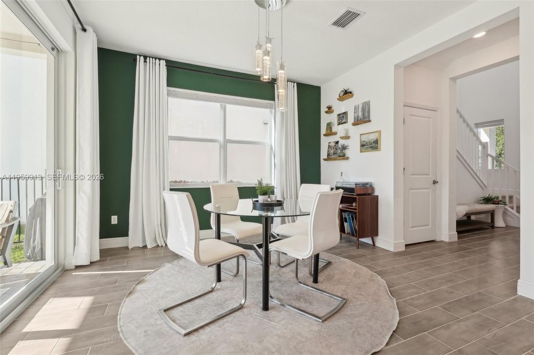 Vendido Recientemente: $690,000 (4 camas, 3 baños, 2308 Pies cuadrados)