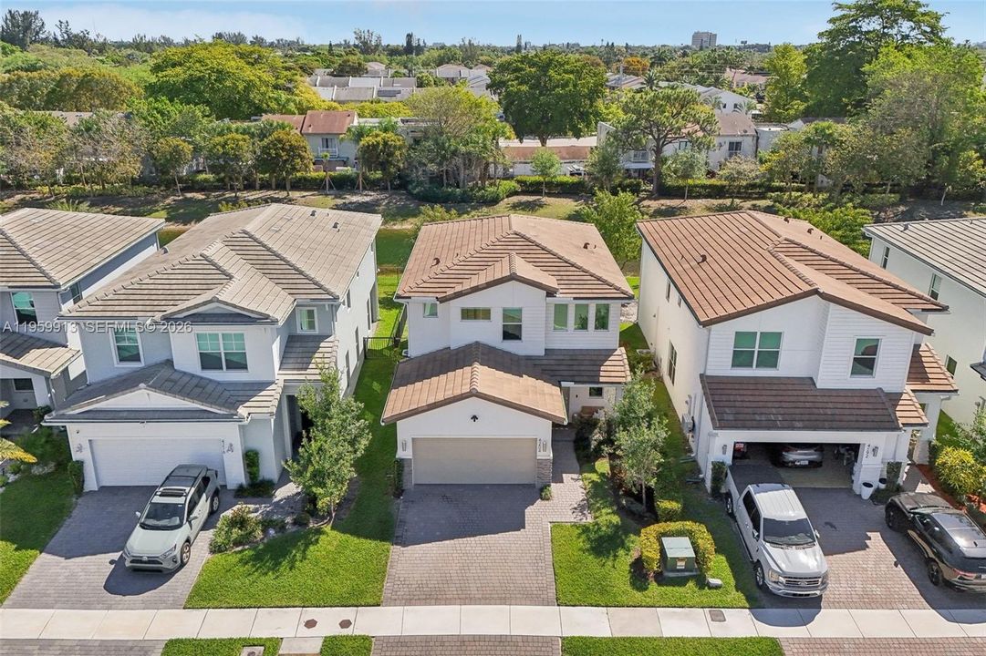 Vendido Recientemente: $690,000 (4 camas, 3 baños, 2308 Pies cuadrados)