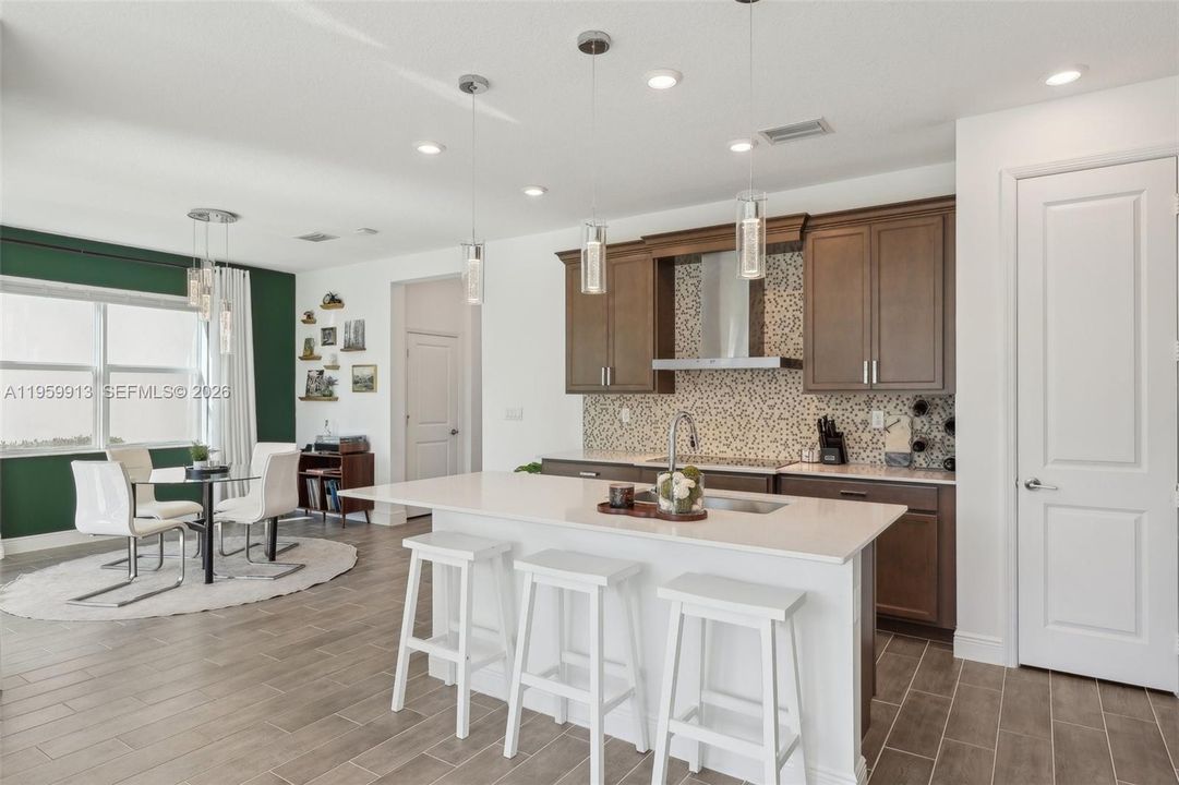 Vendido Recientemente: $690,000 (4 camas, 3 baños, 2308 Pies cuadrados)