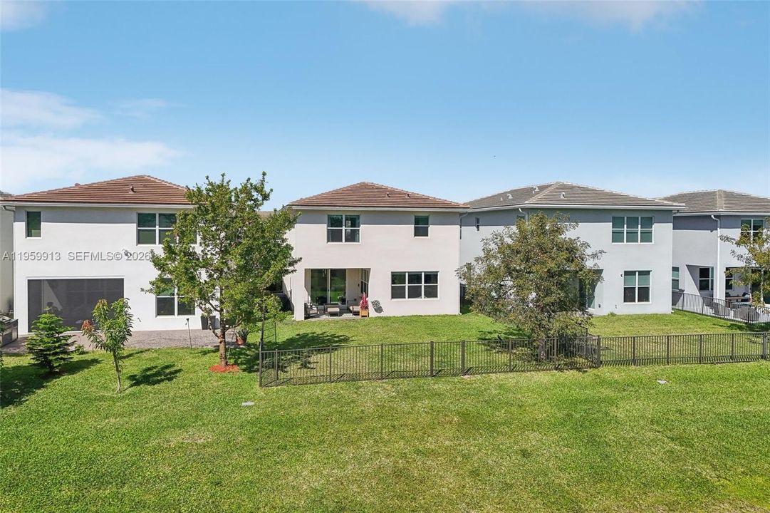 Vendido Recientemente: $690,000 (4 camas, 3 baños, 2308 Pies cuadrados)