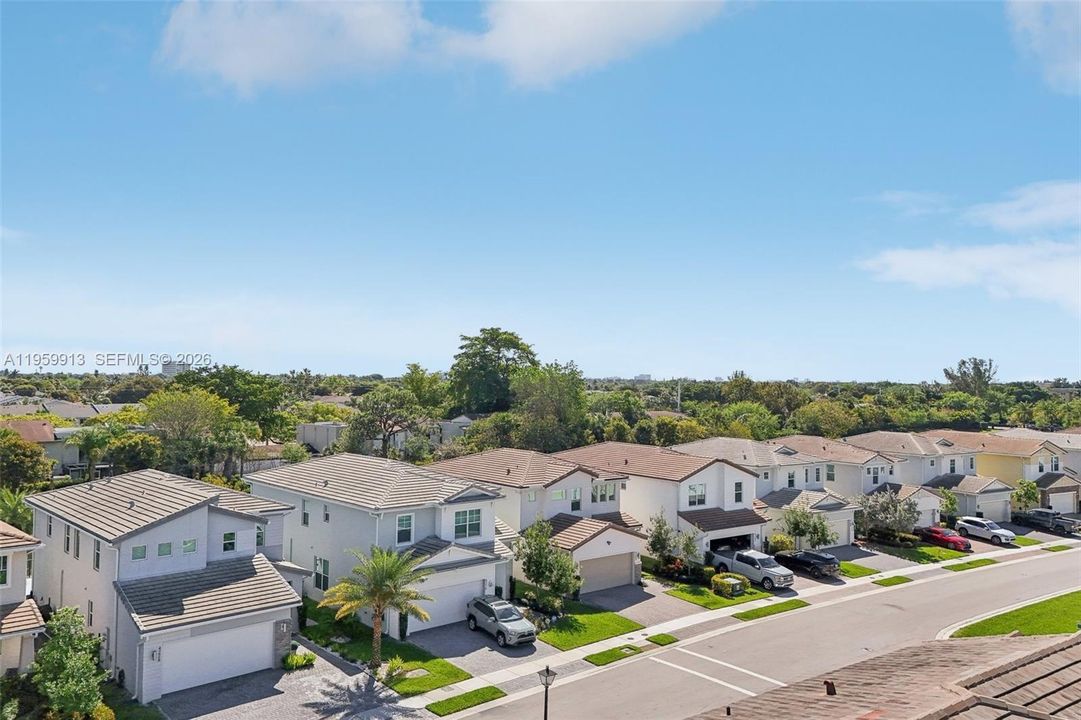 Vendido Recientemente: $690,000 (4 camas, 3 baños, 2308 Pies cuadrados)