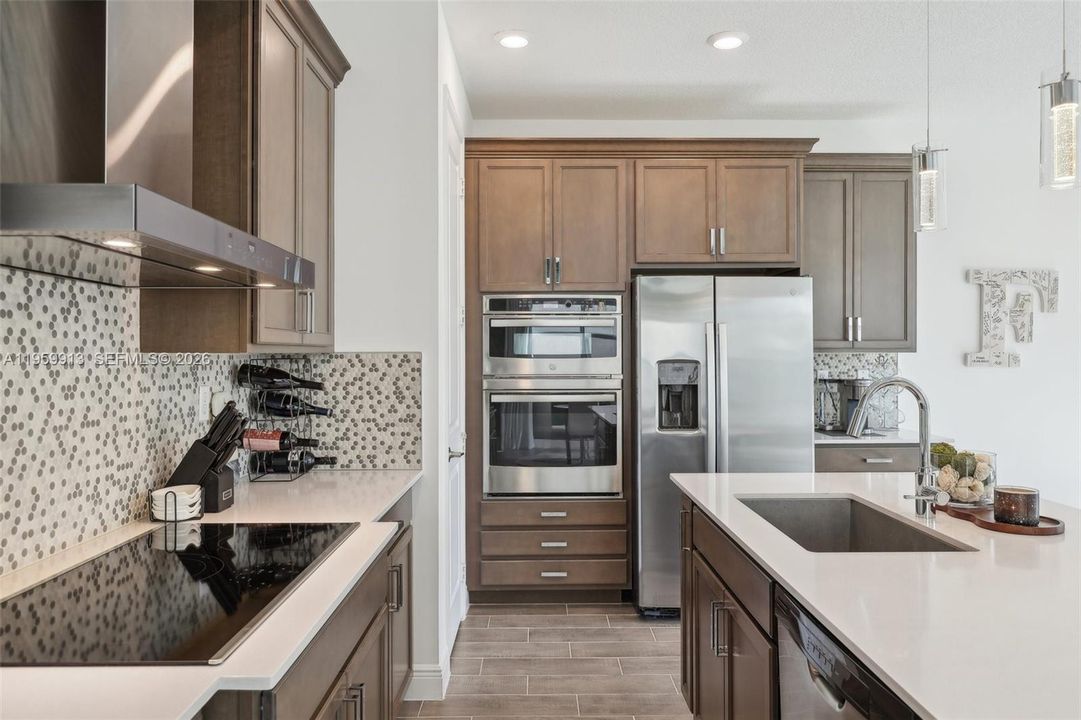 Vendido Recientemente: $690,000 (4 camas, 3 baños, 2308 Pies cuadrados)