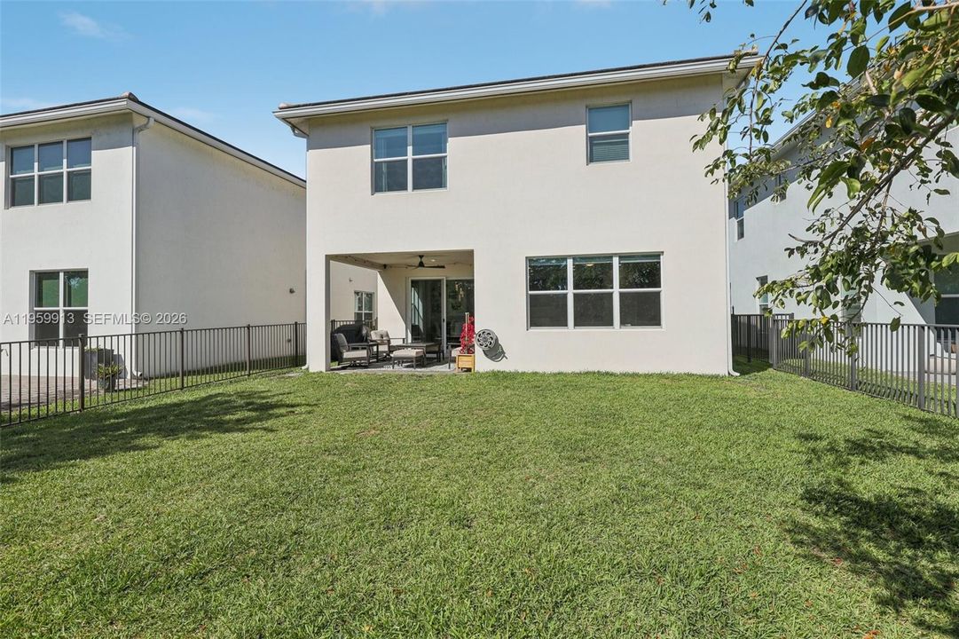Vendido Recientemente: $690,000 (4 camas, 3 baños, 2308 Pies cuadrados)