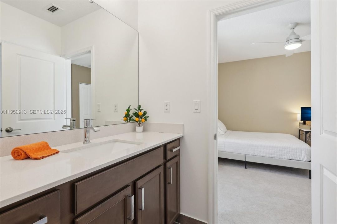 Vendido Recientemente: $690,000 (4 camas, 3 baños, 2308 Pies cuadrados)