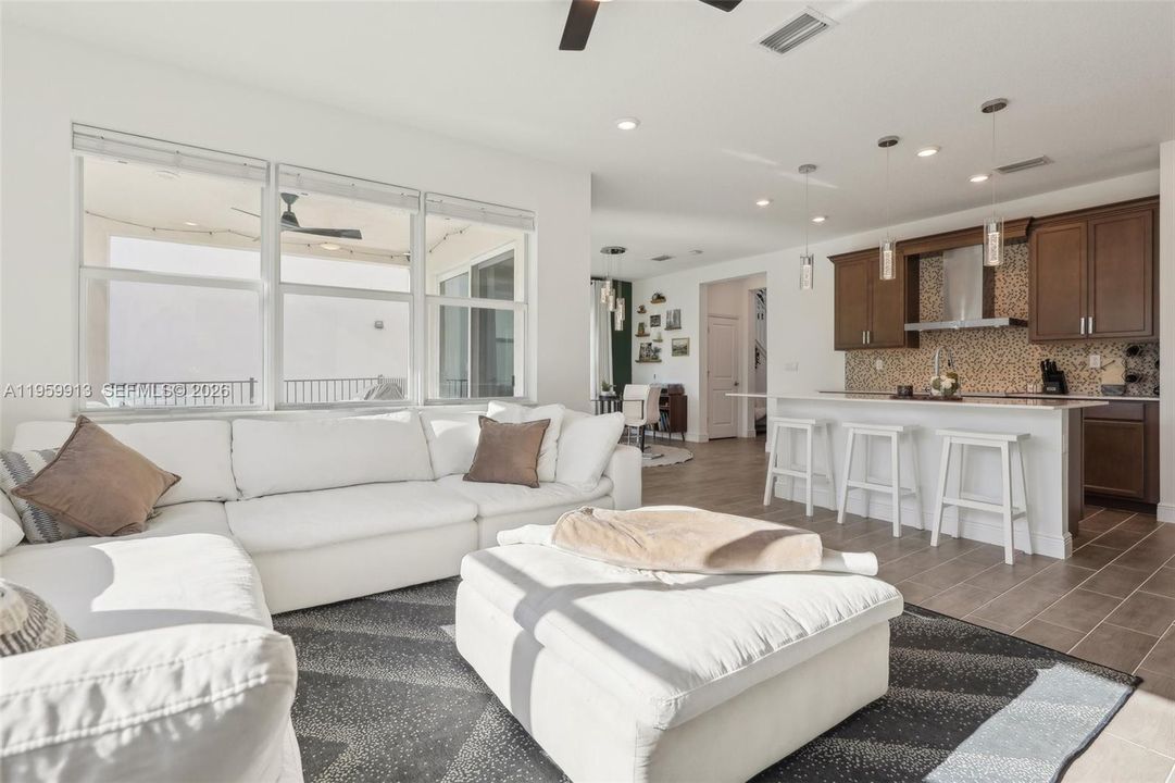 Vendido Recientemente: $690,000 (4 camas, 3 baños, 2308 Pies cuadrados)