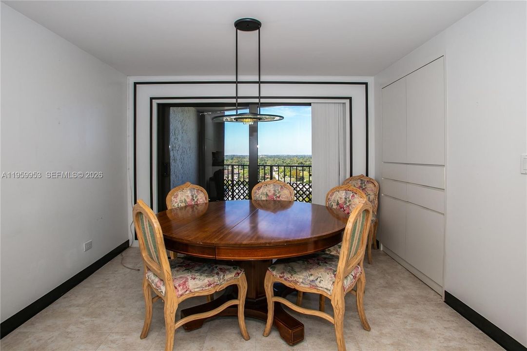Activo con contrato: $239,000 (2 camas, 3 baños, 2320 Pies cuadrados)