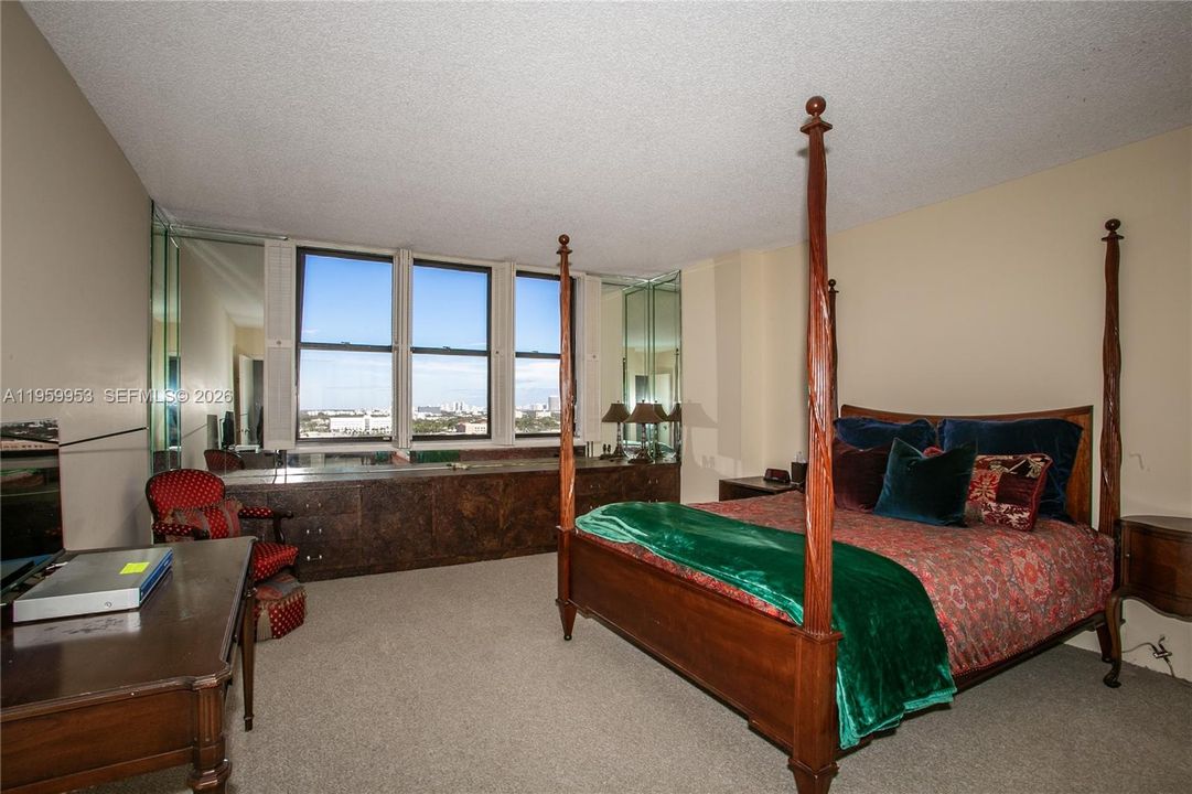 Activo con contrato: $239,000 (2 camas, 3 baños, 2320 Pies cuadrados)