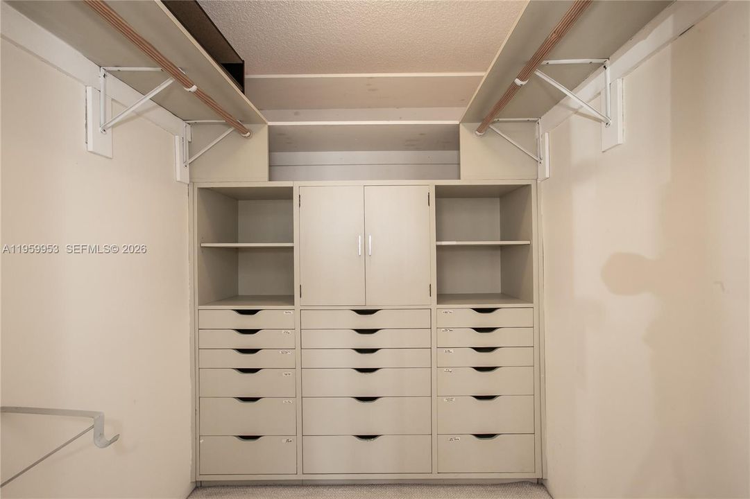 Activo con contrato: $239,000 (2 camas, 3 baños, 2320 Pies cuadrados)