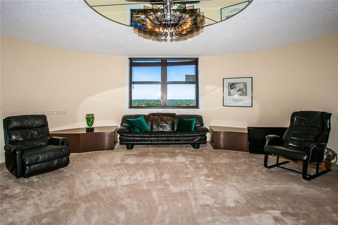 Activo con contrato: $239,000 (2 camas, 3 baños, 2320 Pies cuadrados)