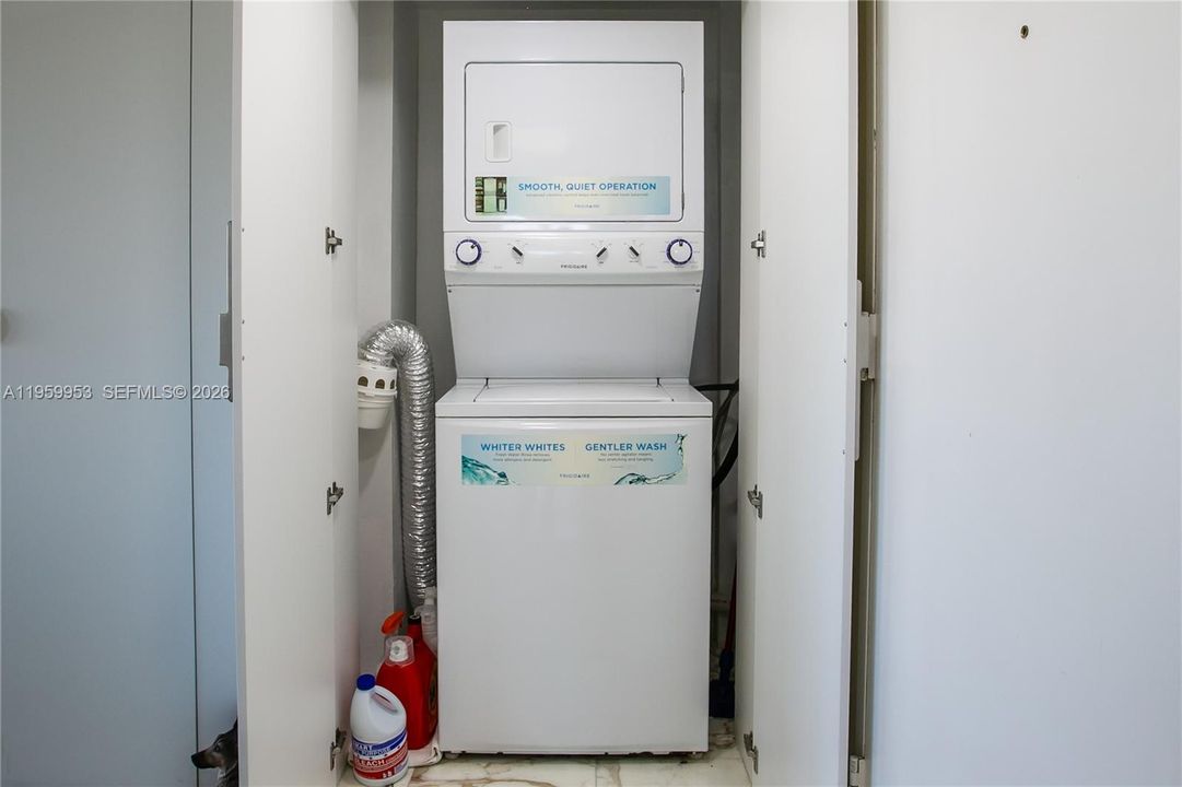Activo con contrato: $239,000 (2 camas, 3 baños, 2320 Pies cuadrados)