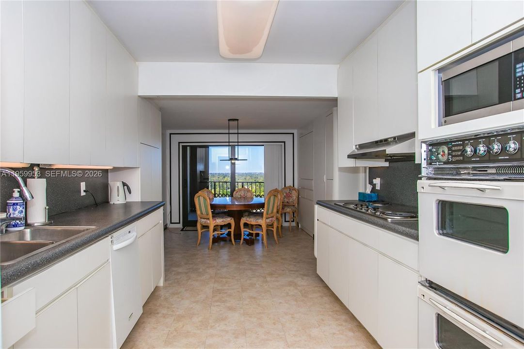 Activo con contrato: $239,000 (2 camas, 3 baños, 2320 Pies cuadrados)