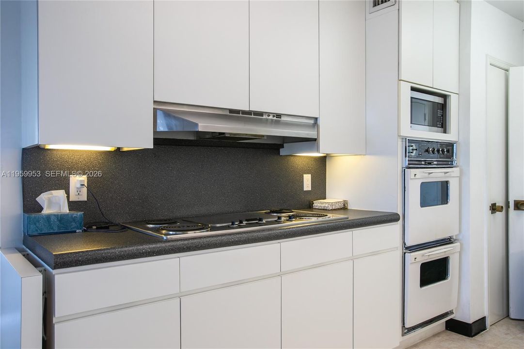 Activo con contrato: $239,000 (2 camas, 3 baños, 2320 Pies cuadrados)