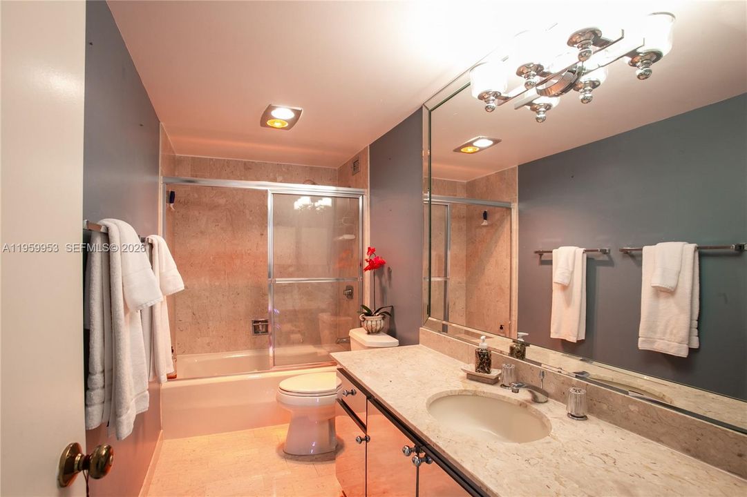 Activo con contrato: $239,000 (2 camas, 3 baños, 2320 Pies cuadrados)