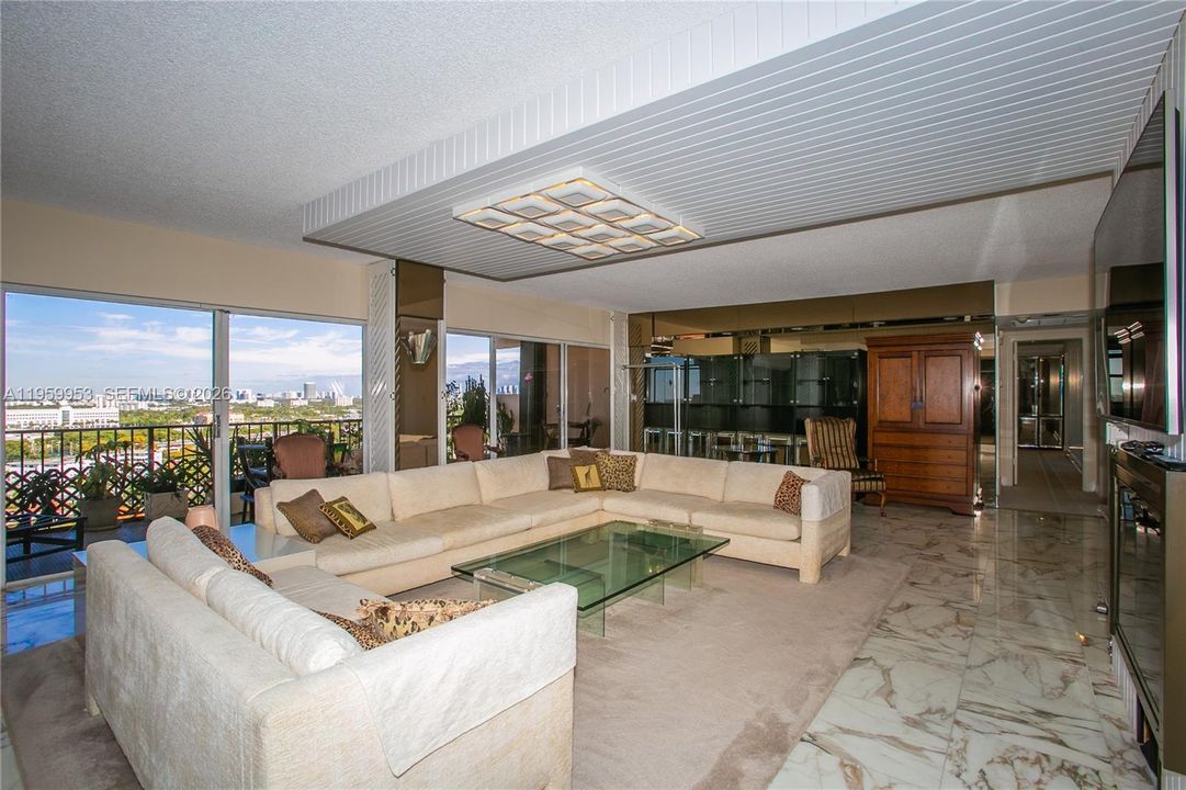 Activo con contrato: $239,000 (2 camas, 3 baños, 2320 Pies cuadrados)