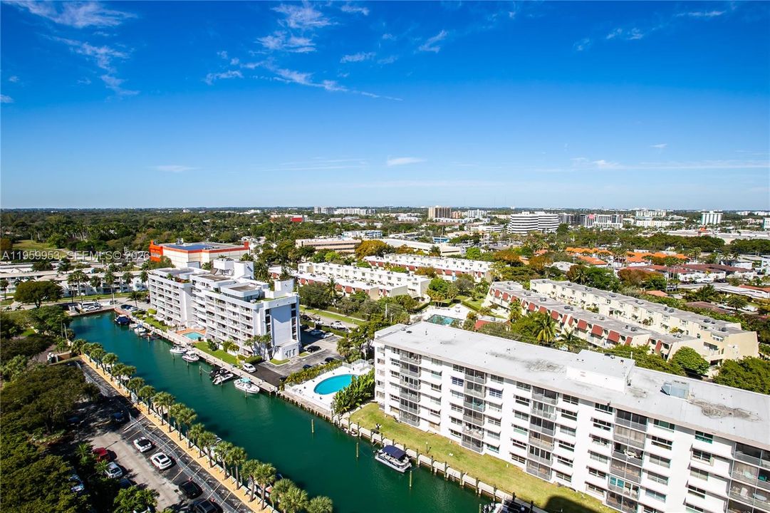 Activo con contrato: $239,000 (2 camas, 3 baños, 2320 Pies cuadrados)