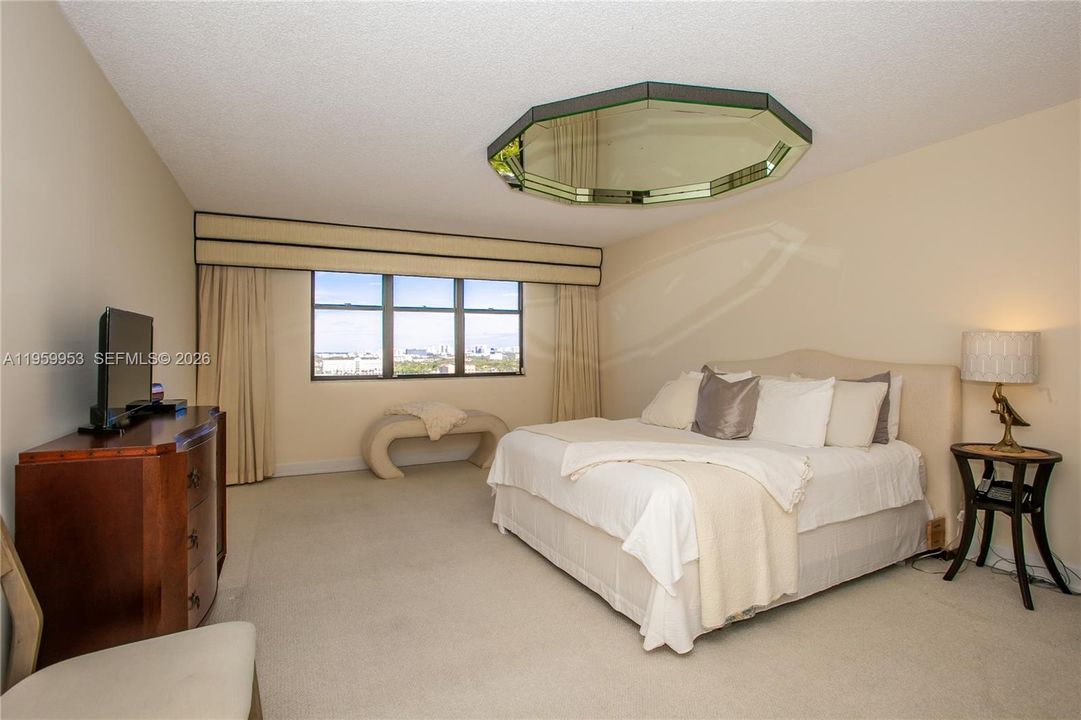 Activo con contrato: $239,000 (2 camas, 3 baños, 2320 Pies cuadrados)