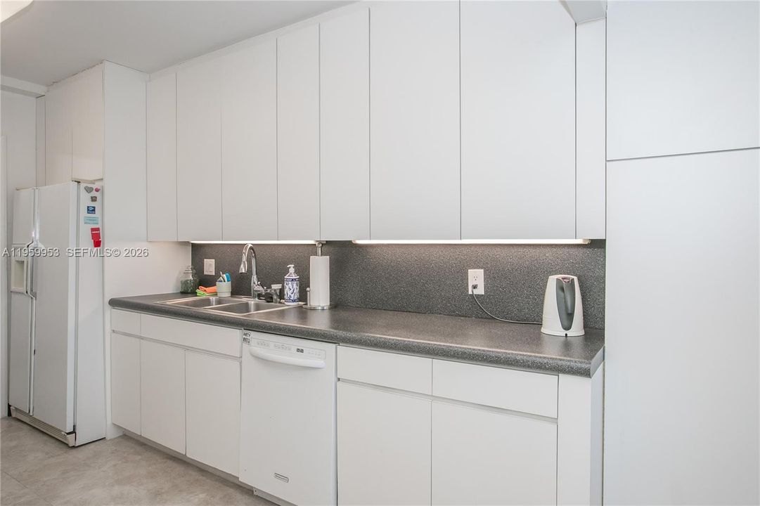 Activo con contrato: $239,000 (2 camas, 3 baños, 2320 Pies cuadrados)