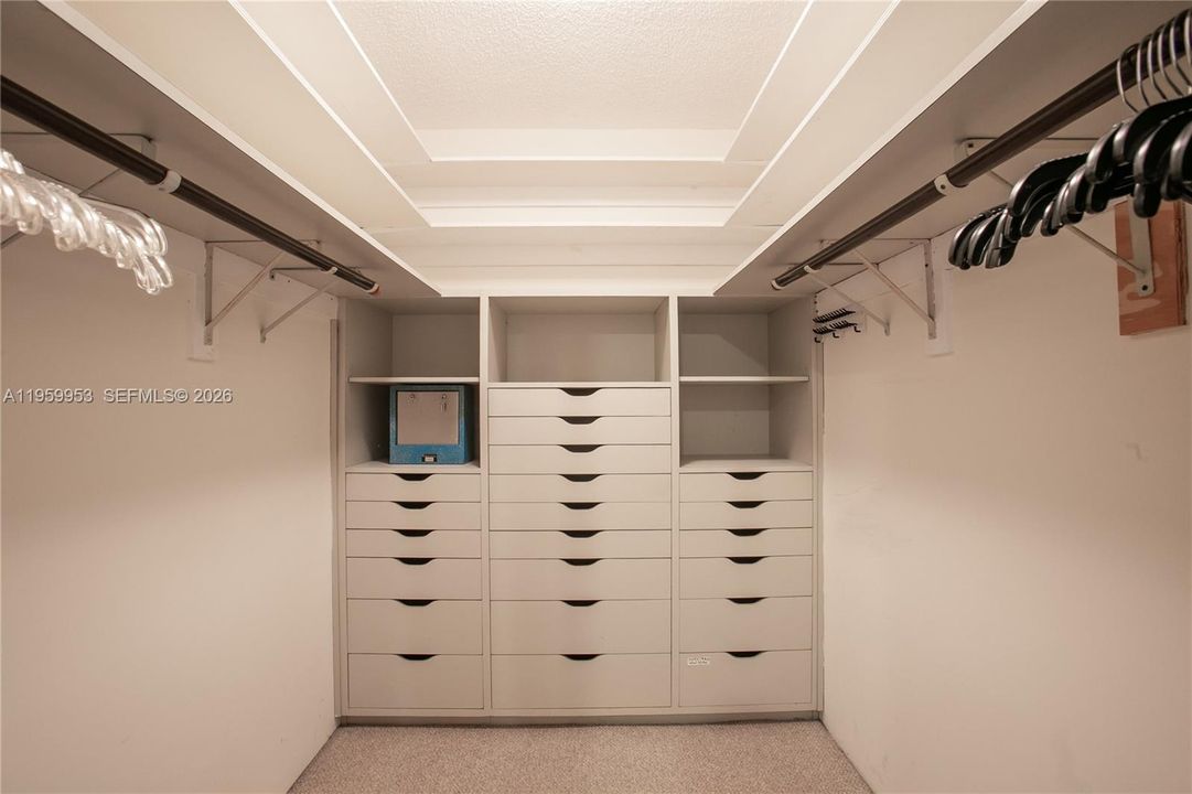 Activo con contrato: $239,000 (2 camas, 3 baños, 2320 Pies cuadrados)