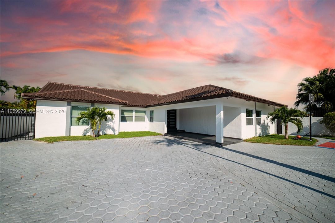 Activo con contrato: $1,470,000 (5 camas, 3 baños, 3308 Pies cuadrados)