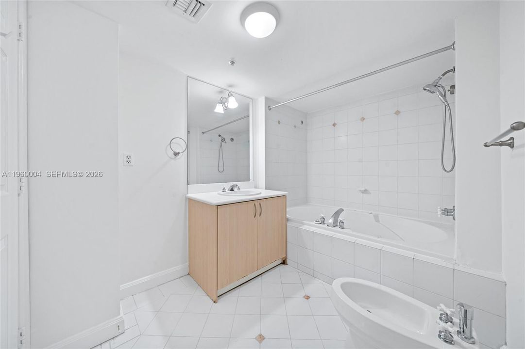 For Sale: $1,300,000 (2 beds, 2 baths, 1040 Square Feet)