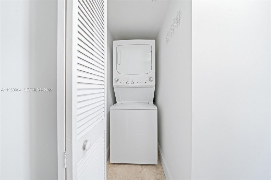 For Sale: $1,300,000 (2 beds, 2 baths, 1040 Square Feet)
