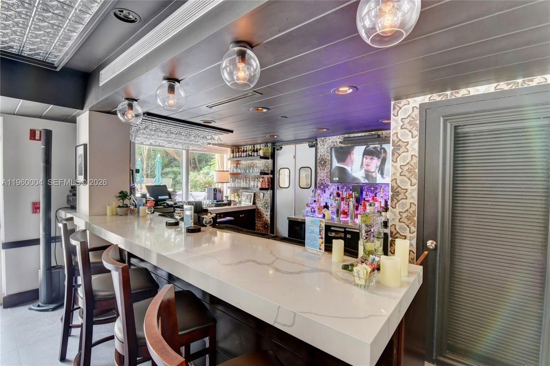 For Sale: $1,300,000 (2 beds, 2 baths, 1040 Square Feet)