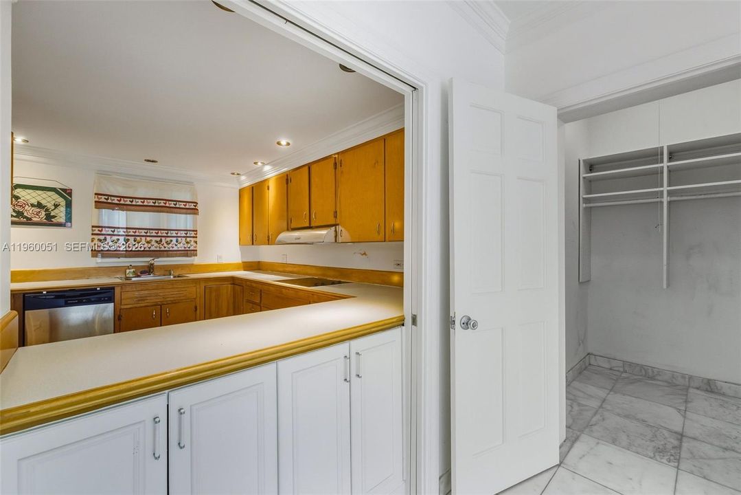 Под контрактом: $435,000 (2 спален, 2 ванн, 1230 Квадратных фут)