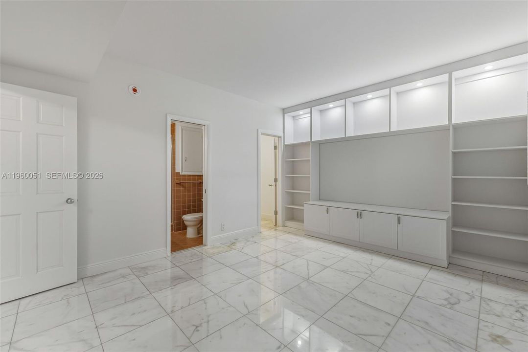 Под контрактом: $435,000 (2 спален, 2 ванн, 1230 Квадратных фут)