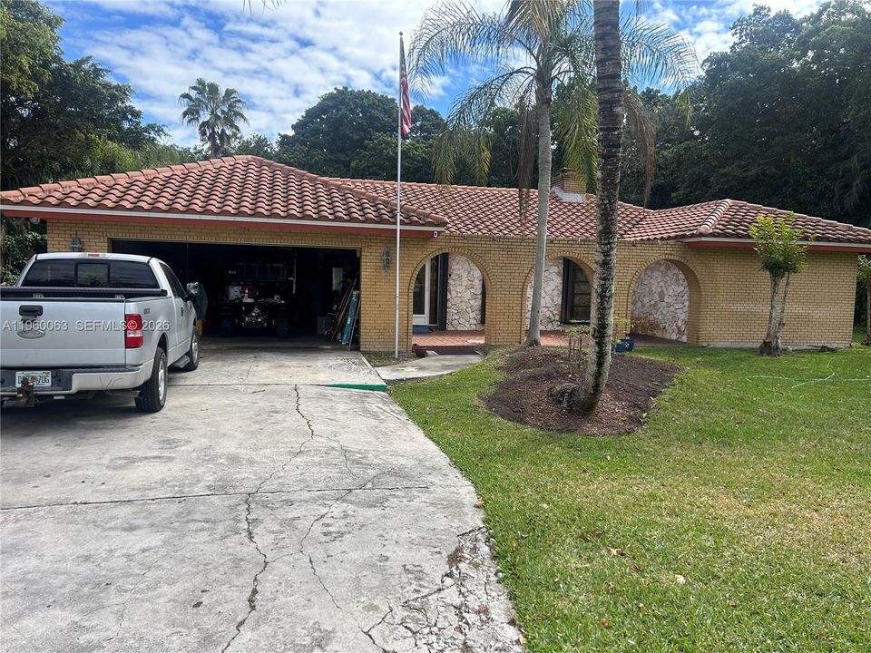 En Venta: $2,999,999 (4 camas, 2 baños, 2091 Pies cuadrados)