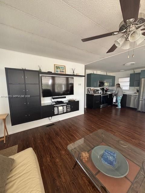 For Sale: $189,900 (2 beds, 2 baths, 960 Square Feet)