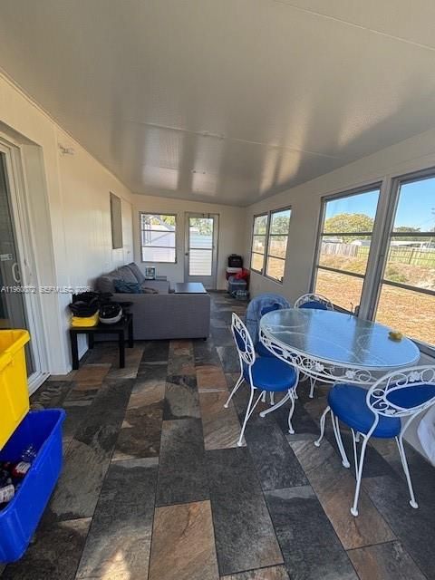 For Sale: $189,900 (2 beds, 2 baths, 960 Square Feet)