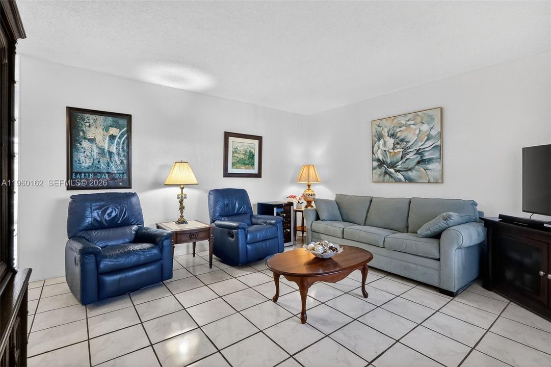 For Sale: $57,000 (1 beds, 1 baths, 688 Square Feet)