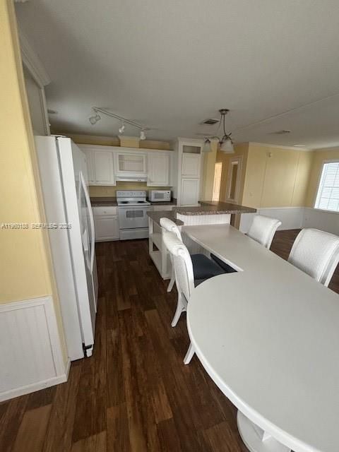 For Sale: $245,000 (2 beds, 2 baths, 1064 Square Feet)