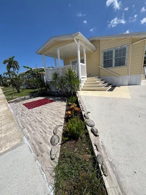 For Sale: $245,000 (2 beds, 2 baths, 1064 Square Feet)