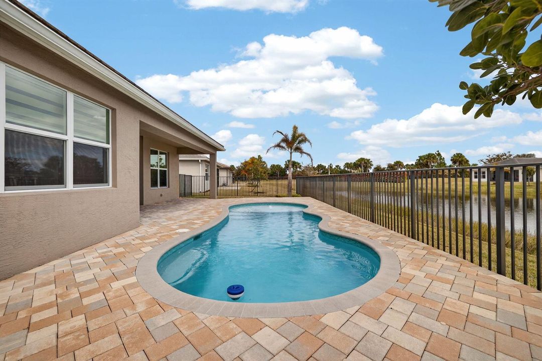 11821 SW Coral Cove Parkway