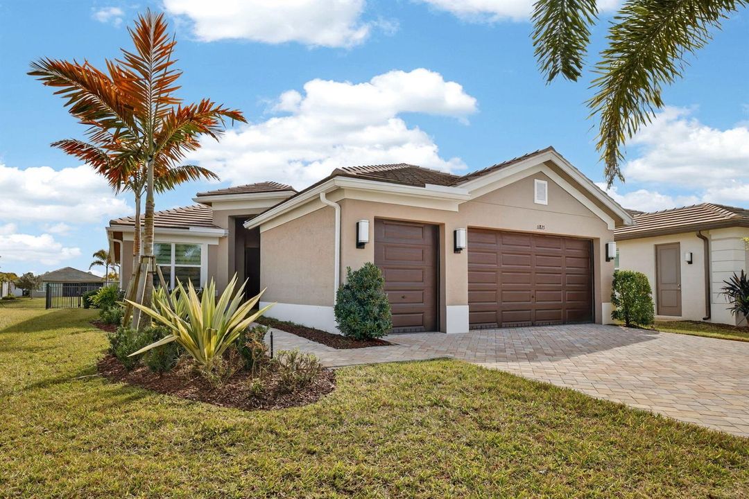 11821 SW Coral Cove Parkway