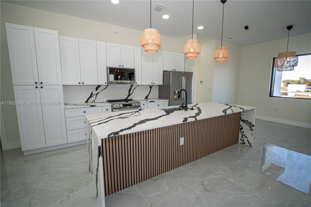En Venta: $389,900 (4 camas, 2 baños, 1800 Pies cuadrados)
