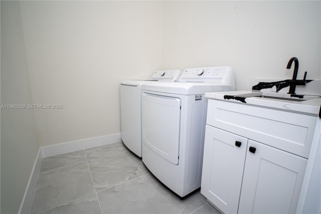 En Venta: $389,900 (4 camas, 2 baños, 1800 Pies cuadrados)