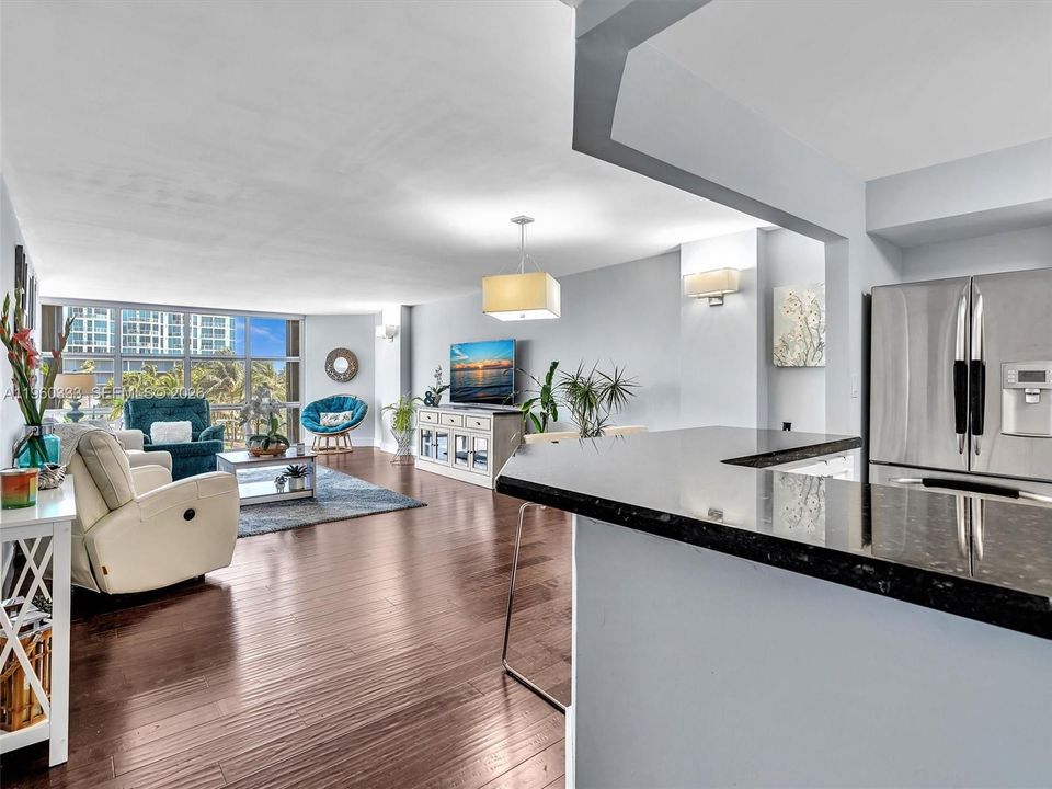 Под контрактом: $625,000 (2 спален, 2 ванн, 1805 Квадратных фут)