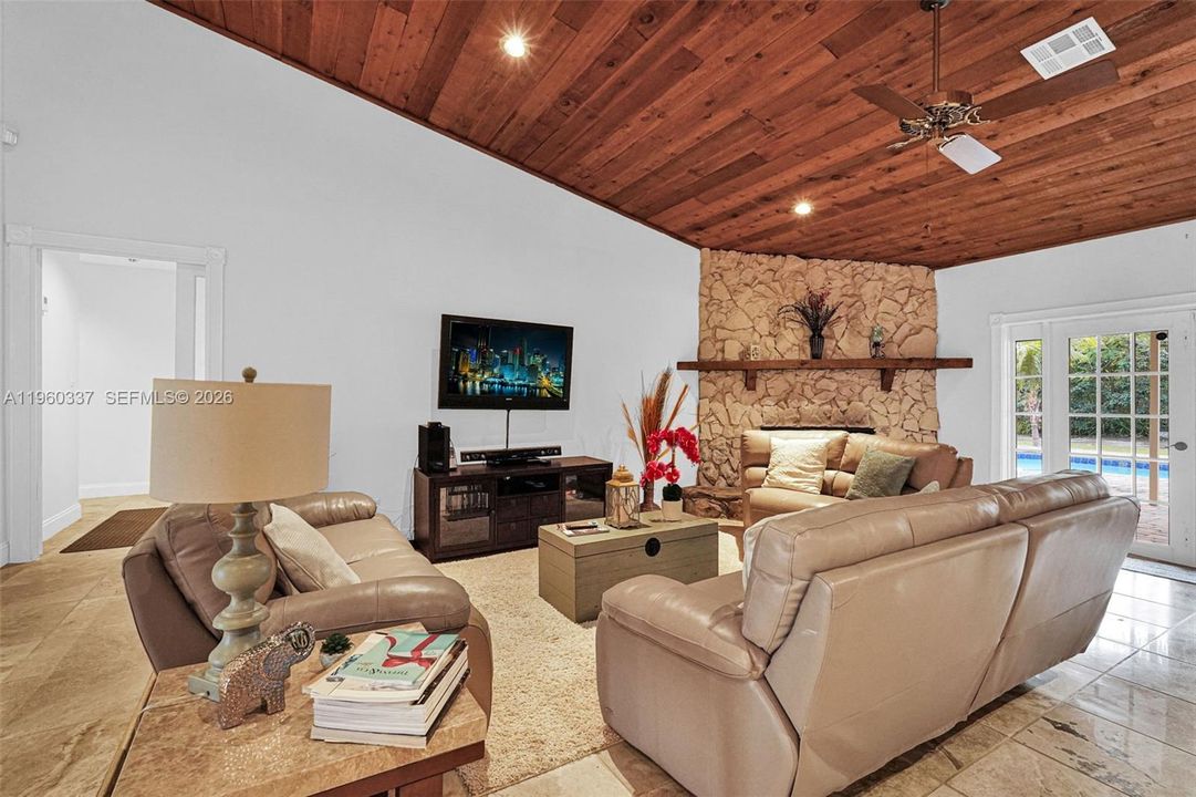 En Venta: $1,595,000 (4 camas, 2 baños, 3162 Pies cuadrados)