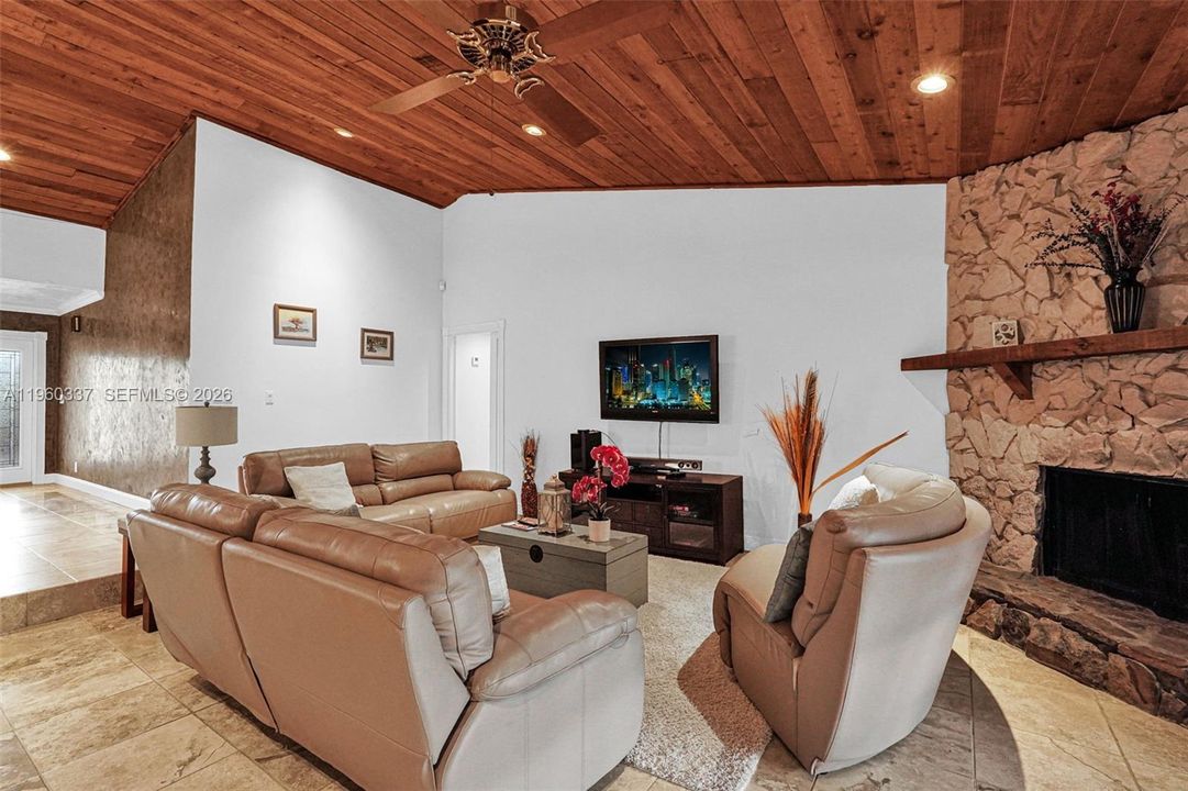 En Venta: $1,595,000 (4 camas, 2 baños, 3162 Pies cuadrados)