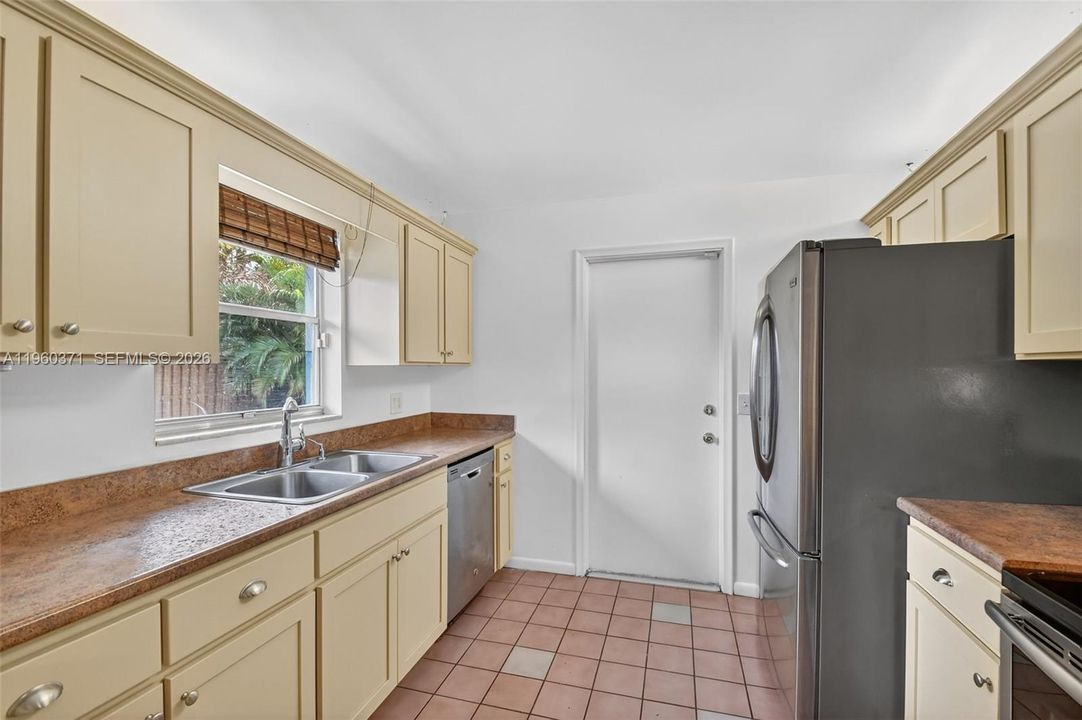 Recently Sold: $429,000 (3 beds, 2 baths, 1176 Square Feet)