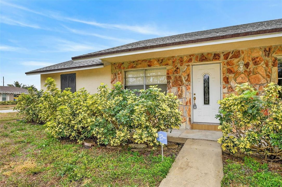 Recently Sold: $429,000 (3 beds, 2 baths, 1176 Square Feet)